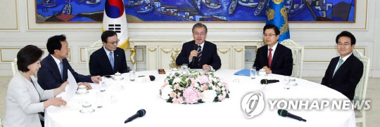 문재인 대통령이 지난 7월 18일 오후 청와대에서 열린 '정당대표 초청 대화'에서 여야 5당 대표들과 얘기를 나누고 있다. 왼쪽부터 정의당 심상정 대표, 바른미래당 손학규 대표, 더불어민주당 이해찬 대표, 문 대통령, 자유한국당 황교안 대표, 민주평화당 정동영 대표. 연합뉴스 제공